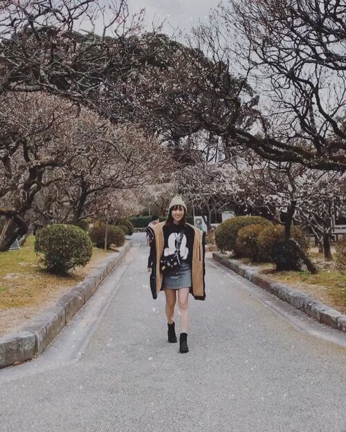 Issit I am doing #OOTD here? 😂 My bestie is my best videographer @csinggggnee #ladies_journal #fennyxjapan #fukuoka #japan #winter #dazaifu #winterwonderland #clozetteid #clozette