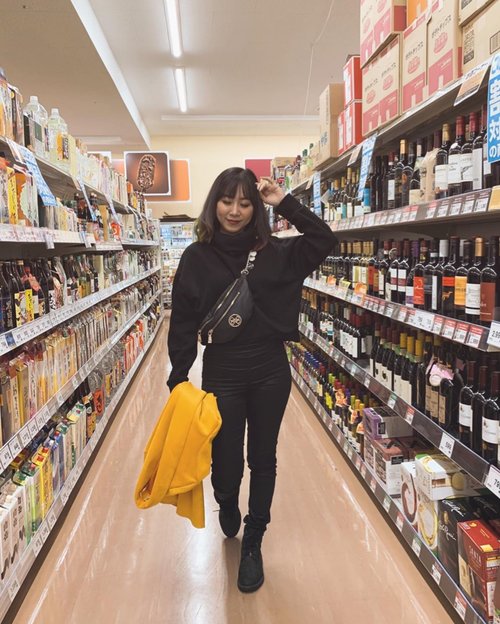 When row of supermarket become your #ootd spot in Japan 🇯🇵🤓 #ladies_journal #fukuoka #japan #fennyxjapan #asiangirls #asian #indonesian #clozetteid #clozette #winter #winterfashion