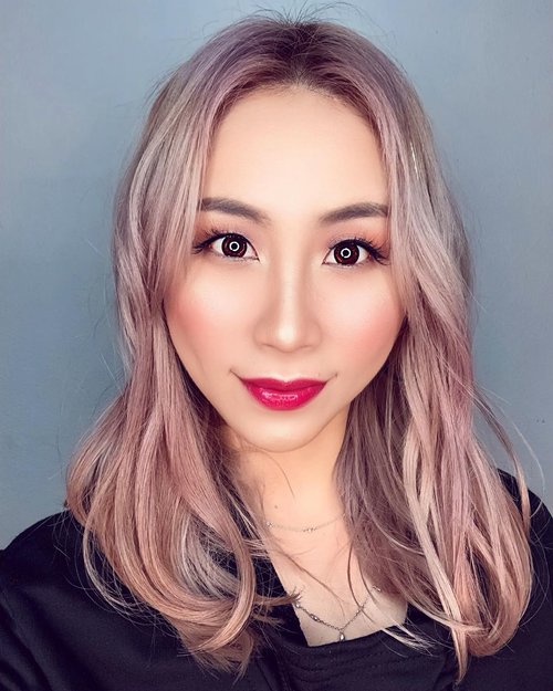 New hair. Who dis? Thank you to @katherineseakx99 @99percenthairstudio who always taking care of my hair 😘

I am using @freshkon_singapore daily lenses in “Winsome Brown” and now you can get your @capitolopticalsg 
2nd pict, I am using 
STAR AURA COVER CUSHION
Shop here 👇🏻
http://hicharis.net/ladiesjournal/fwE

#ssk #seouleuni #startauracovercushion #cushion #charis #hicharisofficial #hicharis #charisceleb @hicharis_official @charis_celeb 
#ladies_journal #clozetteid #clozette #motd #makeup #beauty #selfie #hair