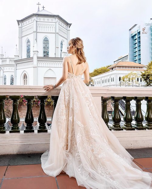 “𝐼 𝒽𝒶𝓋𝑒 𝒷𝑒𝑒𝓃 𝓁𝑜𝑜𝓀𝒾𝓃𝑔 𝒻𝑜𝓇 𝓎𝑜𝓊 𝒾𝓃 𝓂𝓎 𝒹𝓇𝑒𝒶𝓂 𝒶𝓃𝒹 𝓃𝑜𝓌 𝐼 𝒻𝑜𝓊𝓃𝒹 𝓎𝑜𝓊•” .
.
.
✨ Photograher: @fermata_weddings ✨ Dress: @queenofheartssg ✨ Hairdo: @katherineseakx99 @99percenthairstudio ✨ M.U.A. : @ladies_journal @makeupby.fenny .
.
.
#ladies_journal #bridalmakeup #bridal #bridalhair #ootd #fashion #bride #bridestory #weddingdress #wedding #weddinghair #photography #clozette #clozetteid
