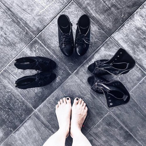 💭 "Which one that should I wear today?" You all will always questioning this because we always try to look as best as we can every single day. These are 3 favourite will never goes wrong with any outfit and style. 
Share your favourite to all my shoes lover by posting it and tag me, do let me know why 👣👠
.
.
.
#ladies_journal #clozetteid #clozette #clozetteambassador #shoes #fashion #fashionista #heels #boots #black #blackfashion #blogger #palembang #indonesia #instafashion #instamood #blackaddict #lookbook