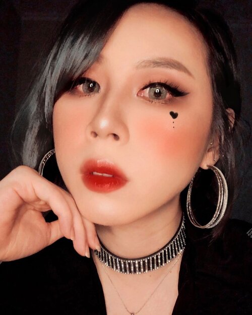 ꫝⅈ 𝕥ꫝꫀ𝕣ꫀ ! 🖤
.
.
.
Key products:
🖤 Eyebrow @itcosmetics 🖤 Face @nakeupface @nakeupface_sg in Shade 02 🖤 Blush & Contour @benefitcosmeticssg @benefitindonesia 🖤 Eyemakeup & highlight @abductcosmetics 🖤 Eyeliner @tartecosmetics 🖤 Lipstick @vyvydstudio 
#ladies_journal #makeupartist #makeup #makeuptransformation #clozette #clozetteid #beauty #tiktok #indonesia #asiangirls #asian #indonesian