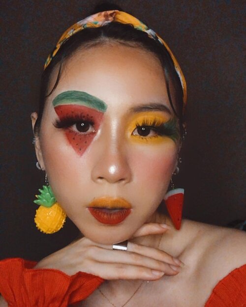 Choose your fruit 🍍 or 🍉?

Key Products:
🍍 @mehronmakeup Water Base Face Paint
🍉 @jeffreestarcosmetics Jawbreaker Palette 
🍍 @benefitcosmetics Hoola Bronzer
🍉 @milanicosmetics Coral Beams Blush Palette; Moon Glow Strobelight Instant Glow Powder
🍍 @kvdbeauty Everlasting Lipliner in Swanly; Liquid Lipstick in Outlaw

#ladies_journal #makeup #facepaint #summer #clozetteid #clozette