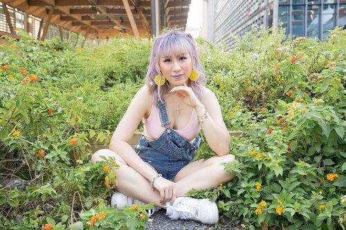 (っ◔◡◔)っ ♥ 💜 ♥Waiting for someone to offer me lemonade 🍋 at the wrong garden 🤷‍♀️ #iamnotagardener Photographer: @eeelijahryan #ladies_journal #clozette #clozetteid #ootd #pastel #photography #photooftheday