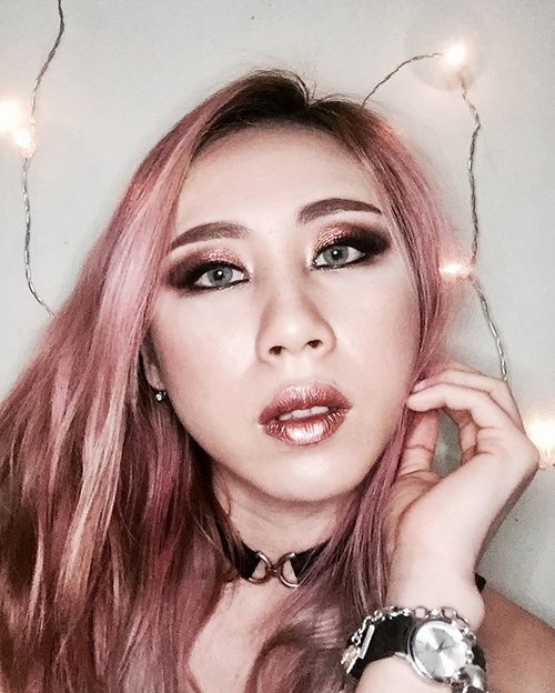 Current vibes "Rose Gold"
Stay tune on my YouTube channel for this look ✨
-------
Contact lense from @kawaigankyu in Sky Gray 👀 --------
#ladies_journal #beauty #makeup #makeupaddict #rosegold #vegas_nay #clozette #clozetteid #nyxcosmetics #maccosmetics #maccosmeticssg #anastasiabeverlyhills #beccacosmetics #nars #urbandecay