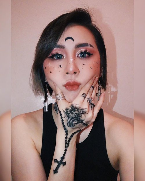 𝕎𝕙𝕖𝕟 𝕞𝕒𝕜𝕖𝕦𝕡 𝕔𝕒𝕟 𝕞𝕒𝕜𝕖 𝕪𝕠𝕦 𝕥𝕠 𝕓𝕖 𝕒𝕟𝕪𝕥𝕙𝕚𝕟𝕘 𝕪𝕠𝕦 𝕨𝕒𝕟𝕥 🖤

Pandemic is really making me pick so many skills that I never know I have 😂 💄 Code Crush Matte Liquid Lipstick
http://hicharis.net/ladiesjournal/Mln

#selfcoding #lipstick #CodeCrushMatteLiquidLipstick#CHARIS #hicharis @hicharis_official @charis_celeb 
#ladies_journal #makeup #makeupartist #mua #makeuptransformation #punk #indonesia #asiangirls #tiktok #tiktokindonesia #beauty #indobeautygram #indobeautyvlogger #indobeautyvlogger #indobeautysquad #clozetteid #clozette #motd