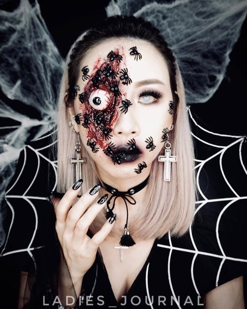 🕷 Spiders eaten my eyes 🕷Happy late Halloween 🎃 ⚰️ •••#ladies_journal #sfxmakeup #sfx #sfxmakeupartist #sfxgore #5fingerssfx #spidermakeup #nailsofinstagram #halloweennails #goremakeup #halloweencostume #halloweenmakeup #halloween #clozette #clozetteid #spider