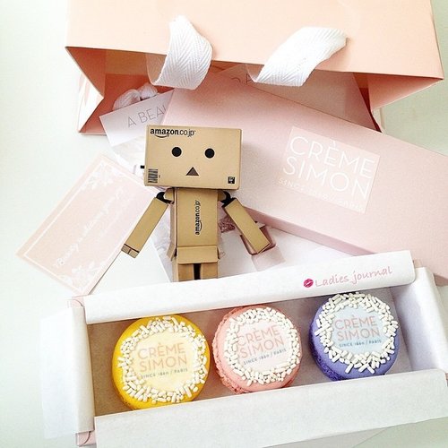 Aweee thank you so much @cremesimon since 1860 Paris, for your sweet treat 😘😘😘👌 i finished all with one shot time lolll "Beauty is whatever gives joy" - Mademoiselle Limon
#ladies_journal #clozette #clozetteid #danbo #macaroon
