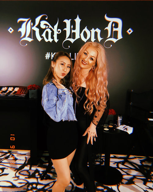 <Slide for more>
Had a great time spent with amazing Makeup Artist of @katvondbeauty : @mascara_fan 🖤 also my friends @querramellca @wink818 and @wcommunications.sg team 🖤🖤🖤 Psssstttt something exciting will coming out soon. Just wait for it guys ❤️🖤 #ladies_journal #makeup #beauty #kvdliner #katvondbeauty #katvond #clozetteid #clozette #mua