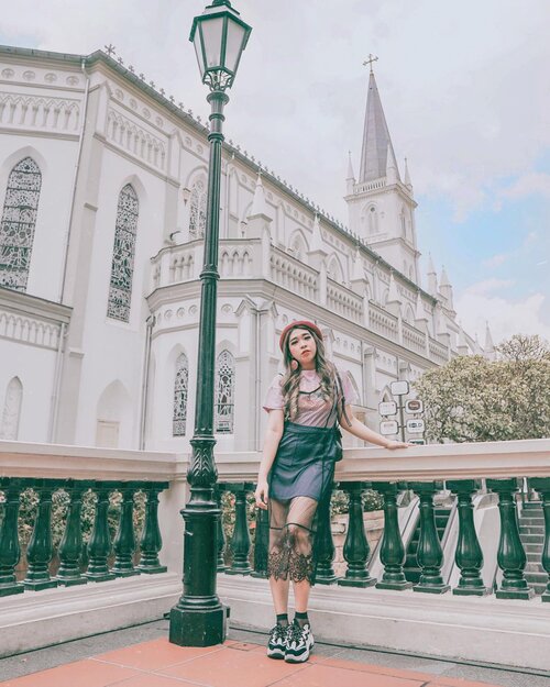 Chijmes Church, is a must visit place in Singapore. I had a crush with this place when I first saw it, and fell in love when I visited it. 
This place has historical value. Used to be catholic school for girls and now converted into a restaurants & bars area.

Did you know that in the movie "Crazy Rich Asians", Araminta and Colin's wedding scene was shot there? Yes! Cool right?
.
.
.
.
.
.
.
#Visitsingapore #PassionMadePossible #Singapore #YunitaPassionMadePossible #WhenInSingapore #Clozette #Clozetteid #travel #lifestyle #Chijmes #ootd