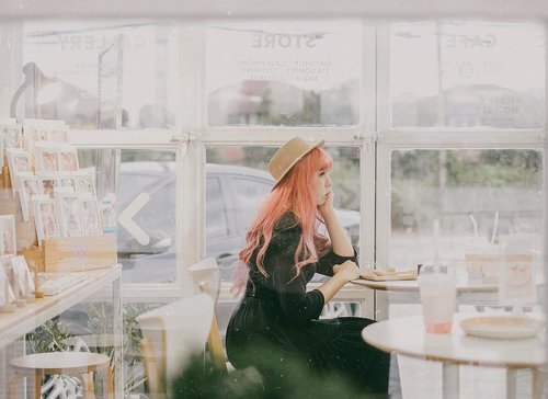 Edisi kangen peach hair 😌😌
.
📷 @yumiiikoo .
.
.
.
.
#clozette #clozetteid #portrait #fahfahstation #lifestyle #cafehoppingbkk