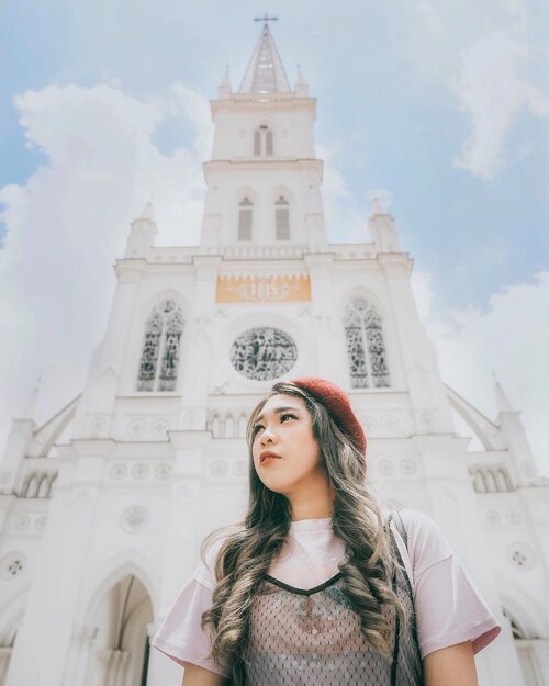 Chijmes Church, is a must visit place in Singapore. I had a crush with this place when I first saw it, and fell in love when I visited it. 
This place has historical value. Used to be catholic school for girls and now converted into a restaurants & bars area.

Did you know that in the movie "Crazy Rich Asians", Araminta and Colin's wedding scene was shot there? Yes! Cool right?
.
.
.
.
.
.
.
#Visitsingapore #PassionMadePossible #Singapore #YunitaPassionMadePossible #WhenInSingapore #Clozette #Clozetteid #travel #lifestyle #Chijmes #ootd