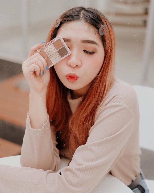 So in love with this Chica y Chico 6 in 1 One Shot Eye palette. The colors are very pretty. Perfect for daily look & glam look. 
@chicaychico_official .
You can buy this palette from my link & get the special price 
302.000 >> 229.000
http://hicharis.net/yunitaelisabeth/bNf
.
.
@hicharis_official @charis_celeb .
.
.
.
#charis #hicharis #charisceleb #clozette #clozetteid #eyeshadowpalette #eyeshadow  #chicaychico