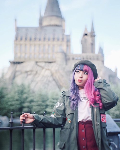 Chillin in front of Hogwarts ✨🏰..📷 @hisafu ..#PixyAsianBeautyTrip2017#Pixyasianbeautytrip#pixybeautytrip#wheninjapan #Japantrip #YunitaInJapan #YunitaJapanTrip #clozetteId #ggrep #ggreptrend