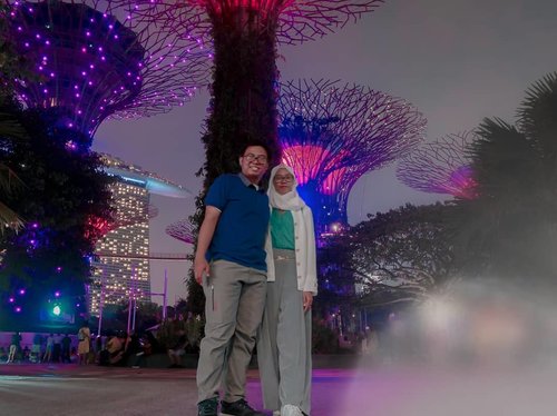 Time flies so fast. Day by day left us. with or without smiles, the new days will comes. -NA-
.
Enggak kerasa udah satu tahun berlalu. 2020 pun udah tinggal beberapa minggu lagi. MashaaAllah begitu warna warni tahun ini... 
.
.
.
.
.
#DiariJourney #CeritaDianAri #Life #LifeStory #lifeisgood #clozetteid #diarijourney2020 #lifestyle #coupletraveller #Travel #Singapore #exploresingapore #gardenbythebay