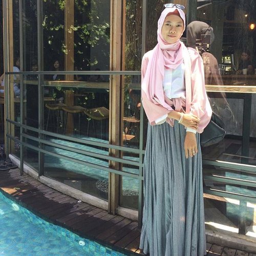 Ada yg tau dimana lokasi foto ini? Yap, di salah satu cafe yg lagi IN di Bandung. Kamu bisa rasakan sensasi ngopi-ngopi cantik sambil 'berendem' di tempat ini. Linknya ada di bio aku yaa.. Happy friday ~ ~..#Clozetteid #ootd #starclozetter #clozettedaily #clozetter #hijab #hijabootdindo #oneeighty #oneeightycoffee #hootd