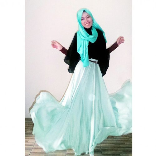 Oh baby, baby..Dancing in the moonlight 🎵🎶 Skirt by @moshaicthijabstore
Scarf by @dnaprojectind *coming soon 😉 #ClozetteID #hotdseries2 #ScarfMagz #myhijup #laiqastyle #hijabstyleindonesia #ootd #DnAProjectInd