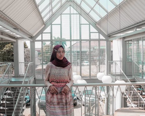 The critical part of a balance in life is choosing priorities. If you are trying to balance a family and a career, the choices are complex because both are important.” – BP..Agree with that?! ......#clozetteid #clozettedaily #style #DiannoStyle #Life #lifestyle #lifestyleblogger #bloggerlife #bloggerlife #ootdhijab #travel #travelgram #traveling #travelingwithhijab #travelphotography #traveller #hijabtraveller #travelling #diarijourney #cafebogor #bogorkuliner #bogoreatery #bogorfoodies #explorebogor #bogorhits #lifequotes