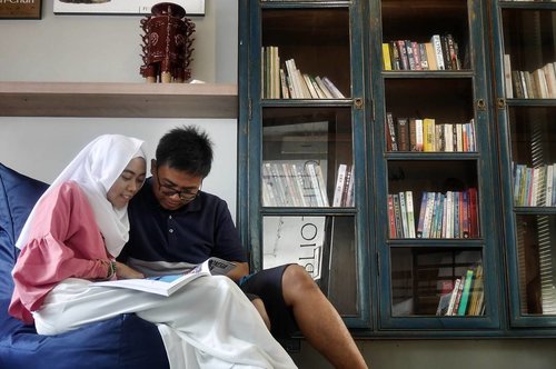 Gallery Library di hotel + mantan pacar = #NginepPastiSeru
.

Aku dan mantan pacarku (alias suami 😊) suka cari inspirasi liburan, baik itu rekomendasi hotel, tempat makan, ataupun tempat rekreasi dari majalah-majalah travel. Kami sama sama suka baca, dulu waktu masih pacaran, salah satu tempat ngedate kita yaitu sebuah Library cafe di Bandung. We both love Library ❤

Waktu liburan kemarin, rasanya happy bangeetttt waktu tau hotel yang kita pilih via @traveloka itu ternyata ada library plus galeri juga. Jarang banget kan ada hotel yang menyediakan fasilitas ini. Supeerrrrr excited! 😍. Liburan jadi makin seru karena ga cuma stay di kamar, tp bisa menikmati quality time di sana *berasa nostalgia, hihii 😄
.

Location : Scala Bed & Beyond, Bali, Indonesia. @scala_bed_and_beyond_bali
.
.
.
#ClozetteID #lifestyle #clozettedaily #ceritadianari #diari26 #diarijourney #traveloka #scalabed #scalabedandbeyond #bali #balilife #balidaily #travel #library #hotelbali #hotelunik #lumix #lumix_id #lumixleica #lumixindonesia