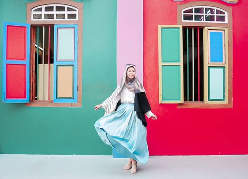 Have a colourful sunday ❤💙💚..📷 @ariright...#ClozetteID #clozettedaily #littleindia #littleindiasingapore #DiariTravelJourney #DiariJourney #DiannoStyle #singaporeguidebook #singapore #thingstodoinsingapore #things2doinsingapore #wisatasingapore #exploresingapore #singaporeinsiders #travelblogger #hijabtraveller #hijabtravellers #indotravelgram