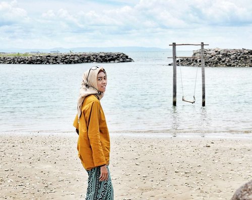 Ma beach escape ❤ happy tuesday ❤
.
.
.
.
.
.
#clozetteid #clozettedaily
#starclozetter #ootdhijab #ootdindo #hootd #hijabstyle #modestfashion #bloggerindo #lifestyleblogger #bloggerlife  #indonesianfemaleblogger #bloggerperempuan #indonesianhijabblogger #bloggerindonesia #hijabtraveller #travelblogger #travelingwithhijab #beach  #beachtherapy #vitaminsea #takenwithlumix #lumix_id #lumix #lumixindonesia #libertytodiscover