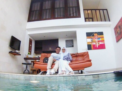 For the two of us, home is when we're together. Happy monday. Do good, be good 💕
.
.
.
.
.
.
#ClozetteID #ceritadianari #diarijourney #diari26 #life #marriage #marriagelife #husbandandwife #lifestyle #blogger #bloggerlife #travelblogger #lifestyleblogger