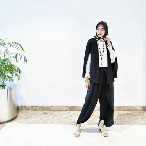 Aktifitasku yang dinamis setiap harinya, dari pagi sampai malam, dari ngajar, nulis, hingga photoshot di indoor juga outdoor, membuatku harus selalu menjaga kesehatan tubuh, termasuk rambut. Bagiku walaupun tertutup hijab keadaan rambut sangat mempengaruhi mood, penampilan, dan percaya diri, terlebih saat bersama orang terkasih yaitu suami. Karena enggak mau moment spesialku terganggu oleh rambut rontok, lepek & bau, aku percayakan solusinya pada @wardahbeauty Shampoo Hair Fall Treatment.Kandungan bahan alami seperti Ginseng, Keratin & Rosemary extract membantu menguatkan akar hingga ujung rambut. Biasanya setelah shampoo-an rambut terasa kaku jika tidak memakai conditioner, tapi wardah shampoo ini membuat rambut tetap lembut, enggak lepek serta bau pun pergi jauh. Ternyata rahasianya ada di kandungan Scentlock Fragrance yang mengunci kesegaran & keharuman rambut sehingga wanginya tahan lama. Kalau terus-terusan wangi begini, suami jadi tambah sayang deh 💕 Pastinya aku juga jadi lebih PD & semangat menjalani berbagai aktivitasku setiap hari. Thank you @wardahbeauty 💙My dearest @mitasantika03 , yuk ikutan #HairFitChallenge 💝....#WardahShampoo #WardahBeauty #WardahShampooHairfallTreatment #HairFitChallenge #ClozetteID #DiariJourney #blogger #bloggerindonesia #indonesianfemalebloggers #indonesianhijabblogger