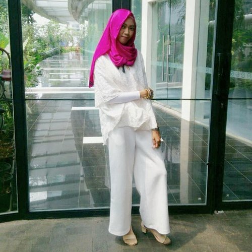 Go with it ~ .....#ClozetteID #clozettedaily #ootd #hijabootd #hijablook #hijab #hijabootdindo #hijabfashion #modestfashion #fashion #bloggerlife #bloggerindo #indonesianfemalebloggers #indonesianhijabblogger #bloggerperempuan #beautyblogger #fashionblogger #lifestyle #style #modeststyle #hootd #white #fuschia