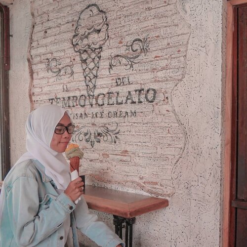 Ice cream atau gelato? 
Kalo dari jaman kecil dulu belum kenal sama yg namanya gelato. Es krim favorit dari jaman baheula yaitu es krim cone Mcd yang harganya 1000 perak 😂 sekarang ada gelato, ku jadi lebih suka ini 😍 kalo kamu gimana? .
.
.
.
.
.
.
.
#clozetteid #lifestyle #lifestyleblogger #foodie #tempogelato #tempogelatojogja #gelato #gelatojogja #kulinerjogja #bloggerlife #bloggerindonesia #bloggerindo #jogjaculinary #instafood #bloggerlife