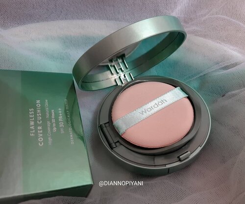 Cushion yang lagi hits belakangan ini, @wardahbeauty exclusive flawless cover cushion. Hasil akhirnya yang dewy alhamdulillah ga bikin kulit terlihat tambah kering. BISA BANGET NUTUPIN bekas jerawat kemerahan di wajah 😍  Oiya aku pakai shade no. 04 Natural. Kayaknya ini bakal jadi cushion andalan selain Pixy Make It Glow Dewy Cushion yg aku pake sejak taun kemarin. ➡️ ➡️ Slide buat liat before-after nya. *mohon maap nih jerawatnya lagi on banget 😭
.
Review lengkapnya udah ada di youtube channelku, Dian Nopiyani. Cuusss mampir, jangan lupa di subscribe juga yaa 😊 thank you 🙏
.
.
.
.
.
.
.
.
.
#clozetteid #Wardah #wardahbeauty #wardahexclusiveflawlesscovercushion #wardahcushion #cushionwardah #wardahcovercushion #makeup #localmakeup #halalmakeup #blogger #vlogger #beauty #BeautyReview #beautybloggerindo #indobeautygram #indobeautyvlogger #indobeautyblogger #beautyproducts