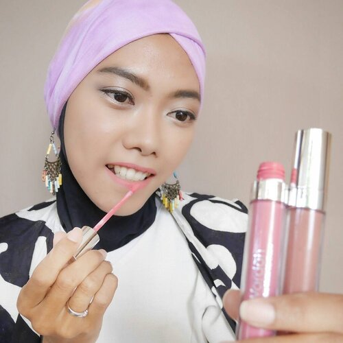 Have you heard "Simple things will make you happy" ? For me it's a true statement. 'Mix & match' is one of my happiness, not only do it in fashion, but also in beauty.For my daily and cheerful look, I wear two @wardahbeauty exclusive matte lipcream (No. 3 See You Latte + No. 4 Pink Me) then mixed them into an ombre lips which is called "Candy Latte"..For supporting my look, Fashion is needed. It always makes me curious to mix & match or do trial & eror to get the best. Learning and sharing about fashion with the expert is something that I dreamed of, primarily with @dianpelangi . Her designs are always unique and gorgeous. She's more than an inspirator. Through her creation and journey, she has empowered woman all over the world. I trully admire her 💕 .I'm very excited with her next stop at @singaporefashionweek , adore her masterpiece, learn and share new things about fashion & beauty. It will be great 💖 I wish I could be in, and my experience could inspire others 💖..#ColorYourLife #DPxWardahForSGFW #WardahFashionJourney #wardahforsgfw .#wardah #wardahbeauty #Clozetteid #clozettedaily #beauty #beautyblogger #fashionblogger #bloggerindo #blogger #wardahexclusivemattelipcream #wardahmattelipcream #beautyenthusiast #indobeautyblogger #motd #makeupoftheday