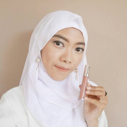 mood of nude with @wardahbeauty exclusive matte lipcream shade no. 03 See you latte, be more flawless 💖.Fashion and beauty are two things which can't be separated off. It makes perfect one another. I do fashion, I do beauty. I learn about fashion, I learn beauty. I write about fashion, and I write beauty too.Life is a long learning process. I always challenge myself to learn something new. Through a real experience watching an internasional fashion week is my biggest chance to learn a lot of valuable things such as fashion, beauty, art, design, and even life.@dianpelangi will bring her masterpiece designs with @wardahbeauty to @singaporefashionweek this weekend. Such an honour for me if I could be a part of her fashion journey and support her directly. I hope this experince would inspire others, as well as @dianpelangi has inspired me and all people around the world. ..#ColorYourLife #DPxWardahForSGFW #WardahFashionJourney #wardahforsgfw .#wardah #wardahbeauty #Clozetteid #clozettedaily #beauty #beautyblogger #fashionblogger #bloggerindo #blogger #wardahexclusivemattelipcream #wardahmattelipcream #beautyenthusiast #indobeautyblogger #motd #makeupoftheday