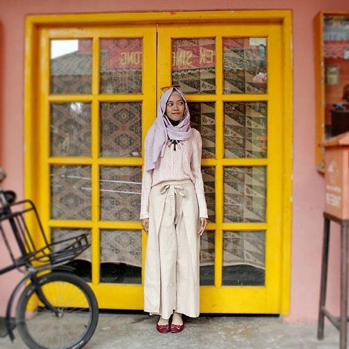 Mmmm.. what do you think of my #OOTD ?Tap tap if you 💛 and of course free to put your comment here. @mitasantika03 @manda_olv @lisna_dwi @ernifujianty @safiranys let's join pretty 💞..#lafayettejktxclozettefiu #hijabinfashion #ClozetteID #hijab #casual #clozetter #starclozetter #hijabootdindo #fashionisyou #hootd