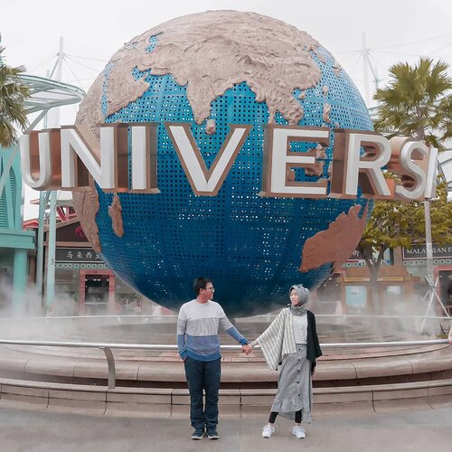 Katanya kurang afdol kalo enggak ke sini. Tipsnya dateng pagi-pagi sebelum buka, biar bisa leluasa foto-foto dulu di luar dan area sekitar sini 😄. Universal studio buka jam 10 pagi. Aku sampe sini jam 9, masih sepii 😁  menjelang jam 10, wiiihhh langsung rame diserbu. .
[Saved] Akses ke sini yg paling umum yaitu naik monorail Sentosa Express, dari Vivo City Mall lantai 3 (mrt Harbourfront). Tarifnya PP 4 dollar/orang. Udah buka dari pagi, kalo liat dari jendela kamar jam 7an udah ada yg jalan keretanya.
Di Sentosa ada 3 stasiun pemberhentian. Kalau mau ke Universal Studio, s.e.a., trick eye museum, hard rock hotel, turun di pemberhentian pertama, Resort World. .
Untuk tiket atraksinya kalian bisa beli on the spot langsung atau beli duluan via traveloka/klook/dll.
Jangan lupa pakai pakaian senyaman mungkin yaa biar mainnya tambah asik 💙
.
.
.
.
.
.
#DiariTravelJourney #DiariJourney #ClozetteID #Travel #coupletraveller #indotravelgram #indotravellers #Singapore #singaporeguidebook #things2doinsingapore #singaporetimes #singaporetravel #thingstodoinsingapore #exploresingapore #travelingsingapore #singaporeinsiders #universalstudios #universalstudiosingapore #resortworldsentosa #rwsentosa #visitsingapore