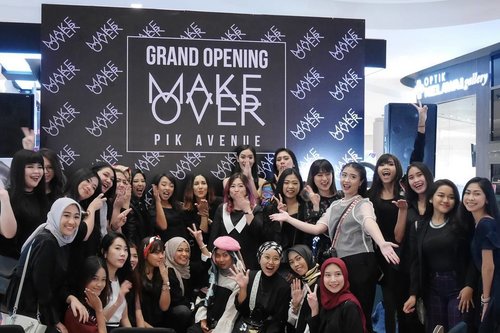 Yesterday at @makeoverid opening store with @clozetteid fellows. Cheers! ✌
.
📷 @ariright .
.
.
.
.
.
#Clozetteid #MakeOverID #MakeOverStore #MakeOverGrandOpening #beauty #beautyevent #blogger #bloggerindo #bloggerindonesia