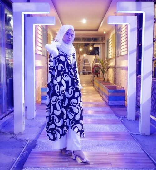 She wants to shine between the light 💜👗 @shopdianpelangi ........#OOTD #Socialove #JakartaFashionWeek2019 #DianPelangixWardah #clozetteID #hijabstyle #hijabootdindo #OOTDindo #hootd #diannostyle #fashion #style #dianpelangicom #dianpelangicollection @dianpelangicom @dianpelangi #hijabfashion #fashionhijab #lookbook #lookbookindonesia #indonesianfemaleblogger #indonesianhijabblogger #indofashionpeople #fashionpeople #indofashionblogger