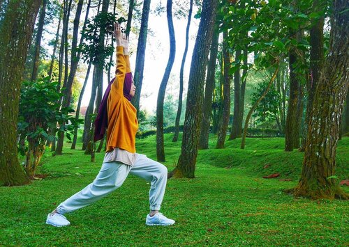 Morning exercise. Fresh air and green landscape, perfect 💖
.
.
.
.
.
.
.
.
#Clozetteid #clozettedaily #exercise #lifestyle #lifestyleblogger #health #bloggerlife #morning #bloggerindo