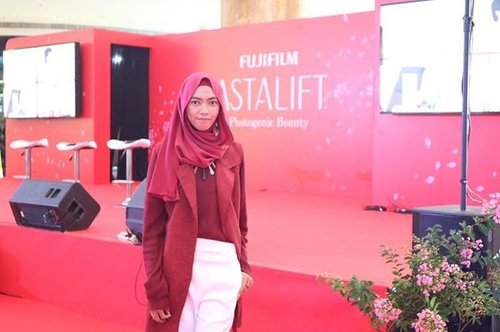 Red power of beauty ❤ still from #AstaliftPhotogenicBeauty events with @astalift_indonesia and @clozetteid 💕
.
.
.
#Clozetteid #beauty #hijab #hijablook #red #fashion #modestfashion #modeststyle #beautyevent #bloggger #beauty #beautyblogger #lifestyleblogger #fashionblogger #bloggergathering #indobeautyblogger #fotd #ootd #hootd #indonesianfemalebloggers #indonesianhijabblogger #bloggerlife #bloggerperempuan #clozettebloggerbabes #bloggerbabes #astaliftindonesia #astalift