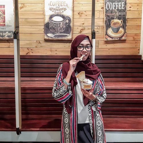 One of my favorite me time 😍 kamu lebih suka makan es krim gelato di cup atau di cone? .
.
.
.
.
#ClozetteID #clozettedaily #lifestyle #Life #terminalegelato #bloggerlife #gelatobandung #bloggerstyle #bandungkuliner #kulinerbandung