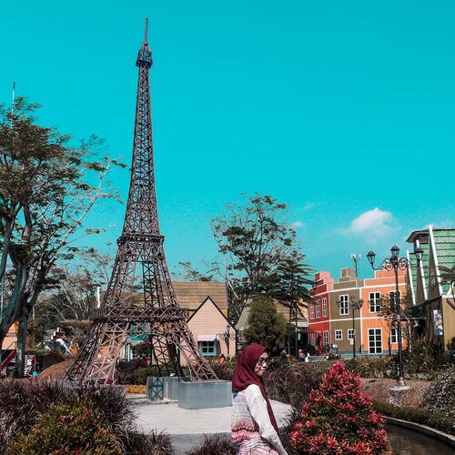 Belum pernah ke Paris tapi bisa ngerasain ambiencenya di sini 😂 @devoyagebogor bisa jadi salah satu alternatif liburan buat kamu yg mau ngerasain liburan ala eropa-eropaan 😊 Ngajak si kecil juga bisa banget, ada tempat mainannya juga di dalam. Info lainnya cek stories aku ya di highlight "Bogor". Selamat minggu. Bahagia selalu 💕............#clozetteid #clozettedaily #Holiday #Vacation #Bogor #explorebogor #WisataBogor #devoyagebogor #devoyage #devoyagebogornirwanaresidence #bogorhits #style #lifestyle #lifestyleblogger #blogger #bloggerstyle #bloggerlife #travel #travelphotography #travelgram #traveller #hijabtraveller #Indonesia #wonderfulindonesia #travelingwithhijab