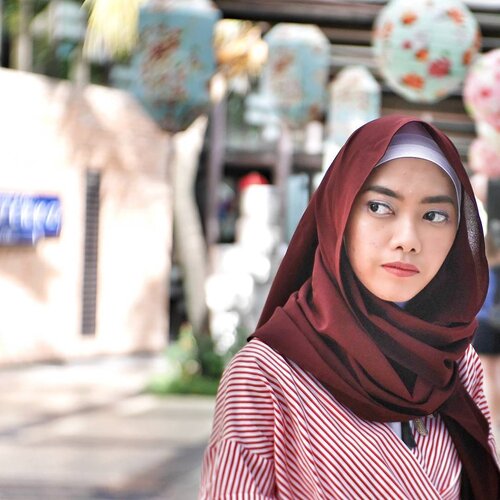 Serius amat neng, besok udah weekend lho..happy weekend 💕..📸 @ariright.....#ClozetteID #hijab #style #fashion #takenwithlumix #lumix_id #lumixindonesia #clozettedaily #blogger #bloggerlife #bloggerindonesia #IndonesianFemaleBlogger #fashionbloggerindonesia #fashionblogger