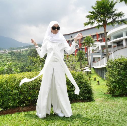 I just need white to swing the day. Happy sunday 💖..@popbela_com #THRPopBela #PopBelaOOTD @rianawulan @machumnisa @annisaramalia.#OOTD #Fashion #Style #Hijab #hijablook #OOTDindo #clozetteID #lookbook #lookbookindonesia #HOOTD #Blogger #Bloggerindo #FashionBlogger #LifestyleBlogger #Bloggerlife #ootdhijab #hijabootdindo #fashionhijab #indofashionpeople