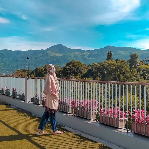 Happy morning 🌞
Room tour dan hotel tour pesona alam inshaaAllah bakal aku update lagi yaa 🤗
.
Pertama kali ke sini booked Deluxe with Mountain View, tapi ga bener2 mountain dapetnya, lebih ke parkiran view sih *yg bikin kapok sebenernya 🤣.
.
Terus kesempatan kedua dapet harga superrr miring, ya sikat aja lah, tapi nyoba tipe kamar lain, yg superior aja. Ini better sih daripada yg pertama, dapet view garden. 
.
Terakhir, ternyata Allah masih ngasih kesempatan lagi buat nginep di sini tanpa mengeluarkan uang sepeserpun alias Gratis. Alhamdulillah... dapet kamar yg Deluxe (bukan mountain view). Ternyata dapetnya sama dengan yg Superior, lantai bawah, view garden juga, fasilitas kamar sama.
.
Ada beberapa perbedaan suasana hotel dengan kunjungan sebelumnya, nanti dicek di youtube channel Dian Nopiyani nanti yaaa, inshaaAllah segera kuselesaikan 😊
.
Untuk yg mau berkunjung ke daerah Puncak, apalagi Taman Safari, dengan keluarga dan juga anak anak, Pesona Alam bisa jadi rekomendasi hotel yang oke banget, apalagi view dan nuansa yg ditawarkan superr sejukk. Bikin seger! Mountain view, hutan pinus, kids playground, dan kolam renangnya juga bagus 👍 ❤ 
.
.
.
.
#DiariJourney #diarijourney2020 #clozetteid #journey #life #travel #coupletraveller #CeritaDianAri #lifestyle #hijabtraveller #hotelpuncak #diannostyle #travelgram #explorebogor #bogorhits #seputarpuncak #hotelbogor #pesonaalampuncak #pesonaalamresort  #pesonaalamresortandspa #ImatPesona