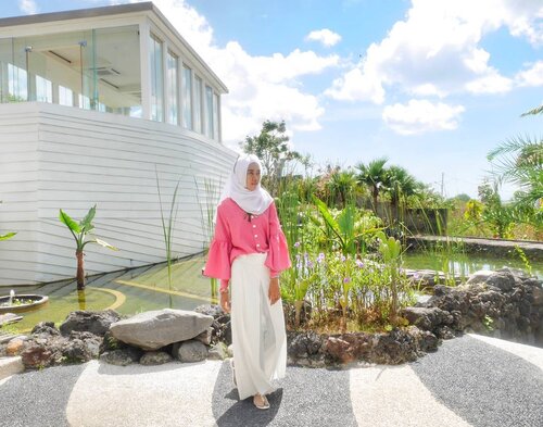 Banyak yg nanya lokasi beberapa foto feed instagram aku ini dimana, ini di @noahvillachapel bali. Villanya above my expectation. Pertama booking dari @traveloka aja udah keliatan cantik banget! Apalagi pas dateng kesana, langsung jatuh hati 😍. Nginep jadi seru karena banyak spot yang bisa diexplore, villanya hommy, landscapenya bikin mata seger, dan deket sama tempat wisata di kuta selatan. Satu lagi! Harganya aman di kantong kok 😉..Jadi buat aku, Landscape yang hijau + desain arsitektur yang cantik = #NginepPastiSeru . Bisa nge-recharged energi dan manjain mata 💕.Mau review lengkapnya? Coming soon on my blog 😊....#ClozetteId #clozettedaily #ootd #hootd #hijab #hijabootd #hijabootdindo #fashion #modest #modestfashion #blogger #fashionblogger #travel #travelblogger #noahvilla #bali #balilife #balidaily #explorebali #indonesia #traveloka #hotelbali #lumix #lumix_id #lumixleica #lumixindonesia