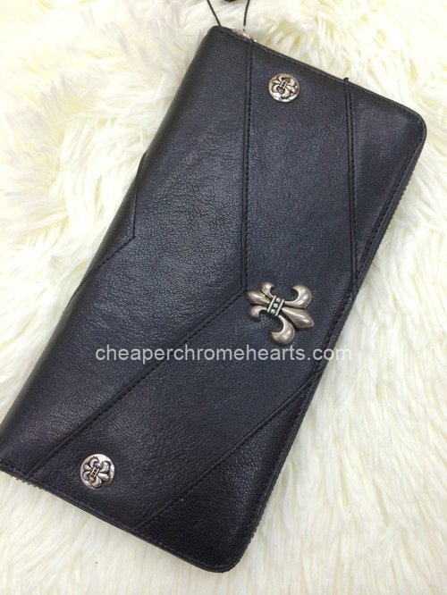 Brand: Chrome Hearts
Material: Leather
Closure: Zipper
Full length: Approximately 220mm
Width: Approximately 120mm
Thick: Approximately 30mm