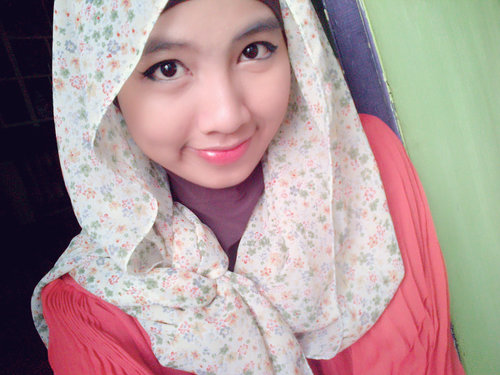 simple hijab with simple make up ^^