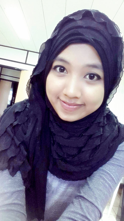 today at office :) cuma ngelingkarin jilbab doank :D make up nya cuma bermain di eyeliner.. so simple..