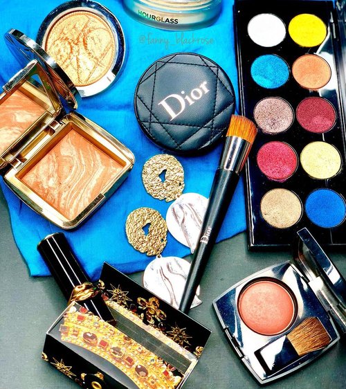 Some beauties I love to play with 💋🌈
#makeup
#makeuppost 
#makeuptalk 
#hourglasscosmetics #dior #diorbeauty #pacmcgrathlipstick #patmcgrath #patmcgrathlabs #lipstick #clozette #clozetteid #chanel #diorvalley #tropical #tropicalbeauty #luxurybeauty #beautypost #beautygram #wakeupandmakeup #colourmecolourful #bblog #beautylover #makeupcollector #slayflatlay #blue