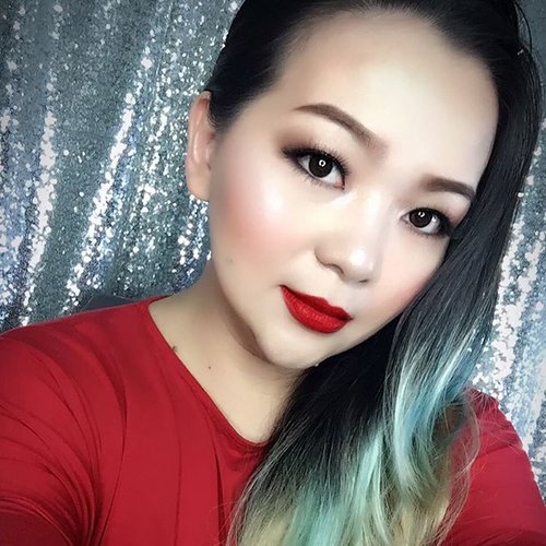 Gloomy day is productive day for me. Love the weather now ❤️✨ ready with some video to update my#YouTube #makeupvideo 😁 #idontplaniplay ❤️ #red #airbrushmakeup #louboutin #rouge #lipstick #💋#Inglot #tomford #tfbeauty #tfmakeup #manicpanichair #velourlashes #urbandecay #highlighter #cdp #cledepeaubeaute #abh #anastasiabeverlyhills #asia #asian #clozetteid