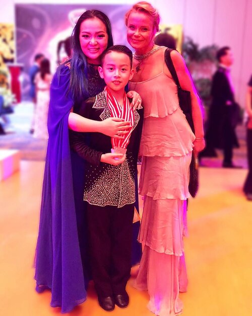 Proud of you my baby boy 🤗 competition without any guardian this time. He prepares everything by himself while mommy busy hosting the event 😘💕•••With one of judges that special day @hanna_karttunen 💕✨•••#baliopendancechampionship2018 #baliopen #danceinparadise #bali #padma #padmabali #dance #dancesport #dancesportindonesia #dancer #latindancer #latin #clozette #clozetteid #sirenclothingind